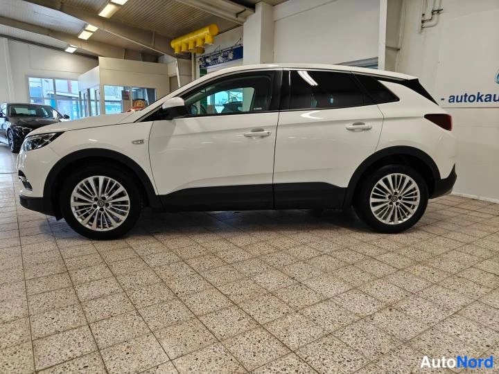 Valkoinen Opel Grandland X 2018, etuviisto, keula vasemmalle, kuva 2