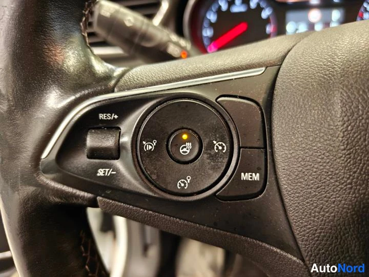 Valkoinen Opel Grandland X 2018, yksityiskohta, kuva 16