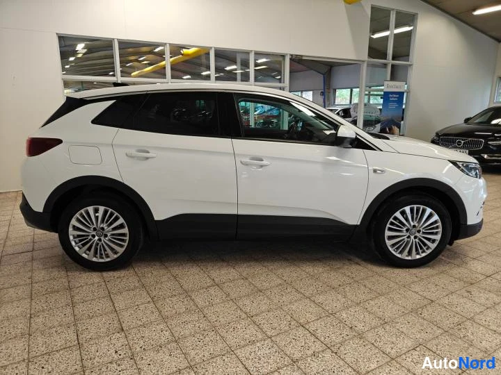 Valkoinen Opel Grandland X 2018, sivulta, kuva 4