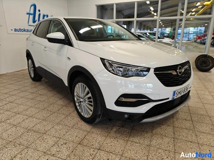 Valkoinen Opel Grandland X 2018, etuviisto, keula oikealle, kuva 3