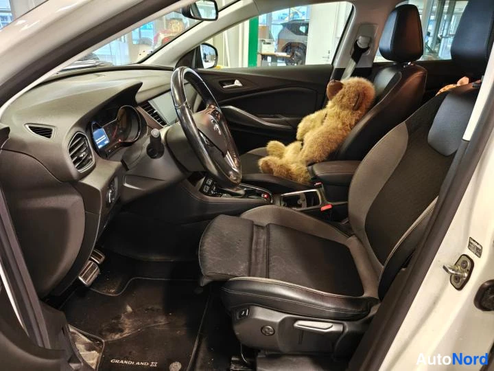Valkoinen Opel Grandland X 2018, etuistuimet, kuva 9
