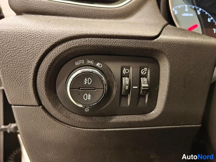 Valkoinen Opel Grandland X 2018, yksityiskohta, kuva 14