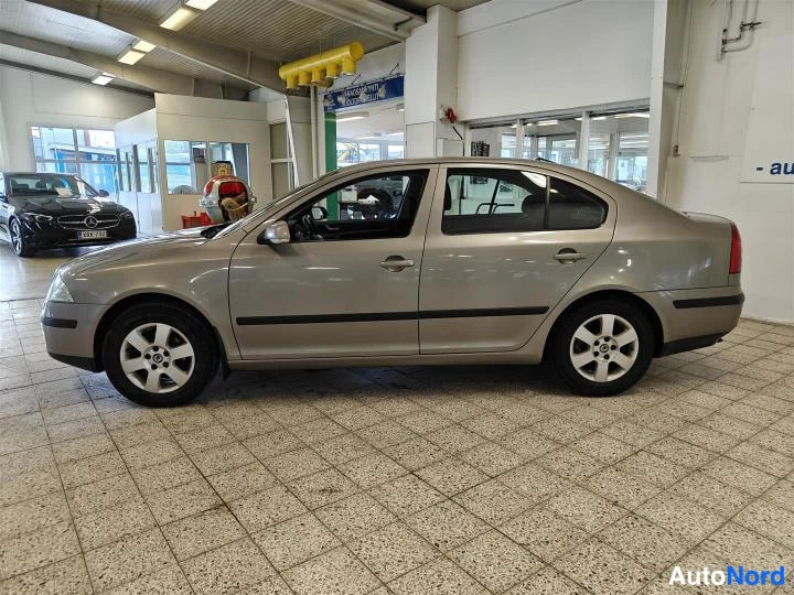 Ruskea Skoda Octavia 2008, etuviisto, keula vasemmalle, kuva 2