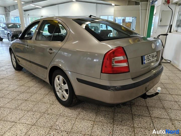 Ruskea Skoda Octavia 2008, takaviisto, kuva 4