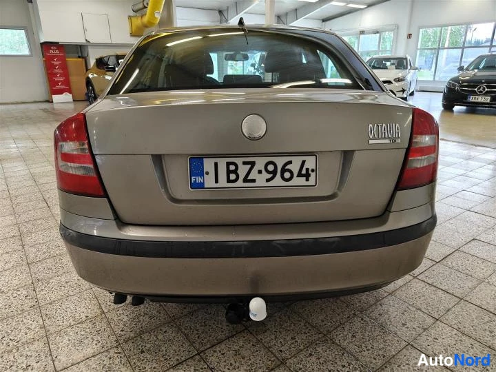Ruskea Skoda Octavia 2008, takaa, kuva 6