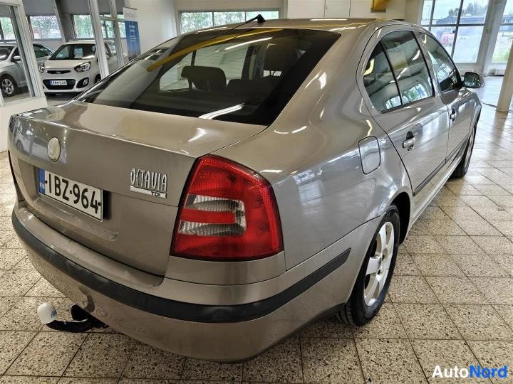 Ruskea Skoda Octavia 2008, takaviisto, kuva 5