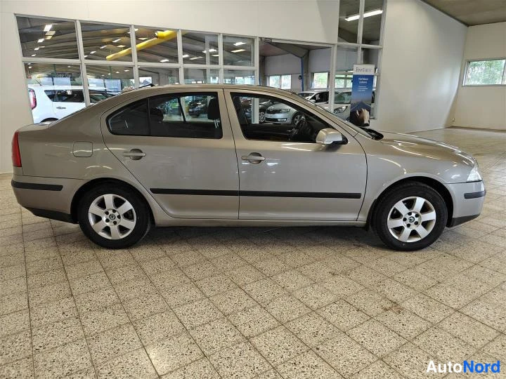 Ruskea Skoda Octavia 2008, sivulta, kuva 3