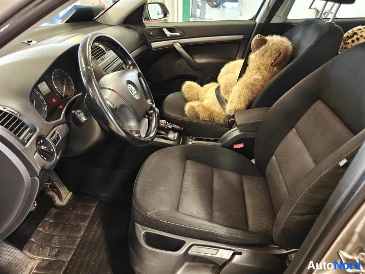 Ruskea Skoda Octavia 2008, kuva 38