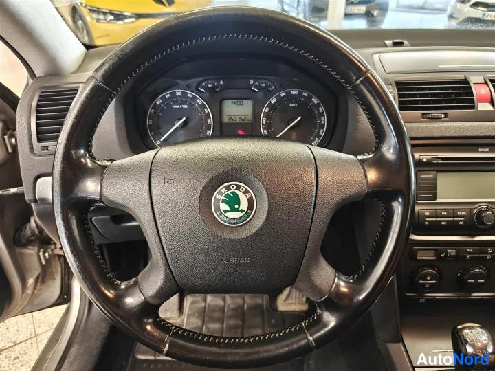 Ruskea Skoda Octavia 2008, kuva 39
