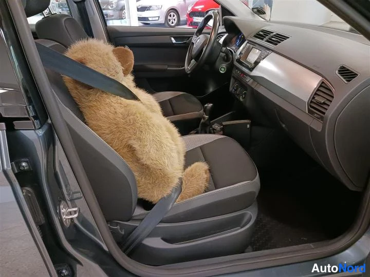 Harmaa Skoda Fabia 2016, ohjaamo, kuva 10