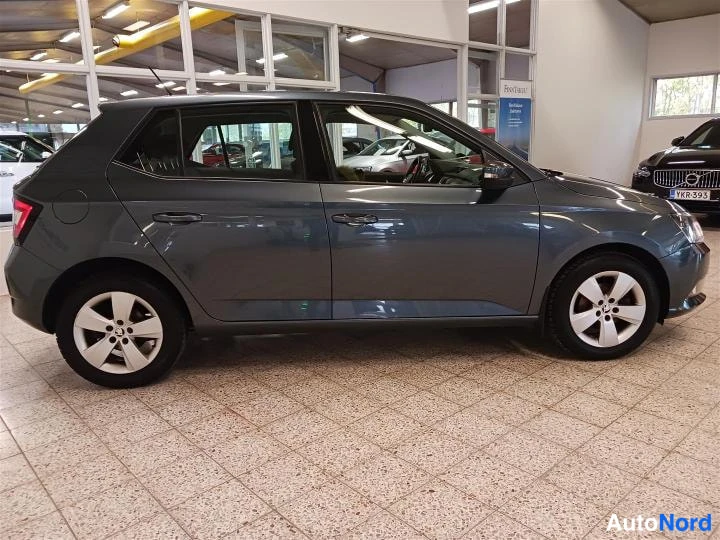 Harmaa Skoda Fabia 2016, sivulta, kuva 4