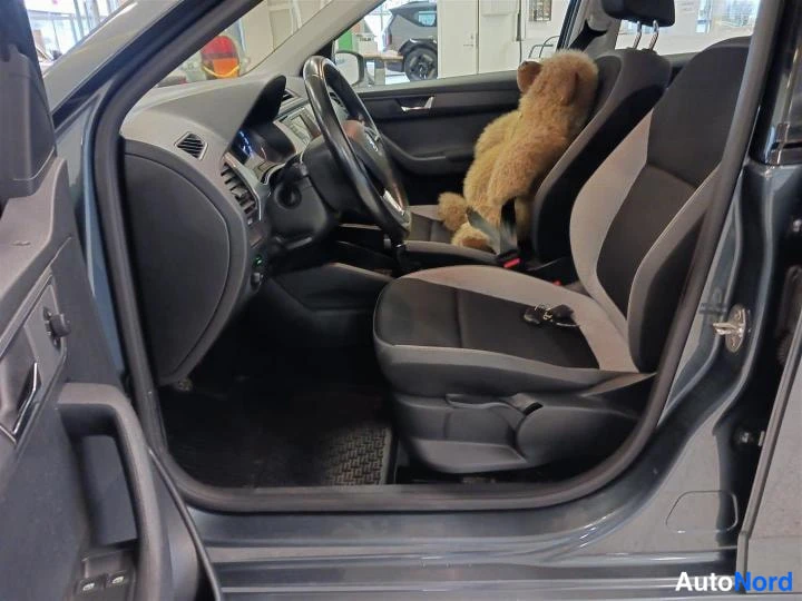 Harmaa Skoda Fabia 2016, ohjaamo, kuva 7