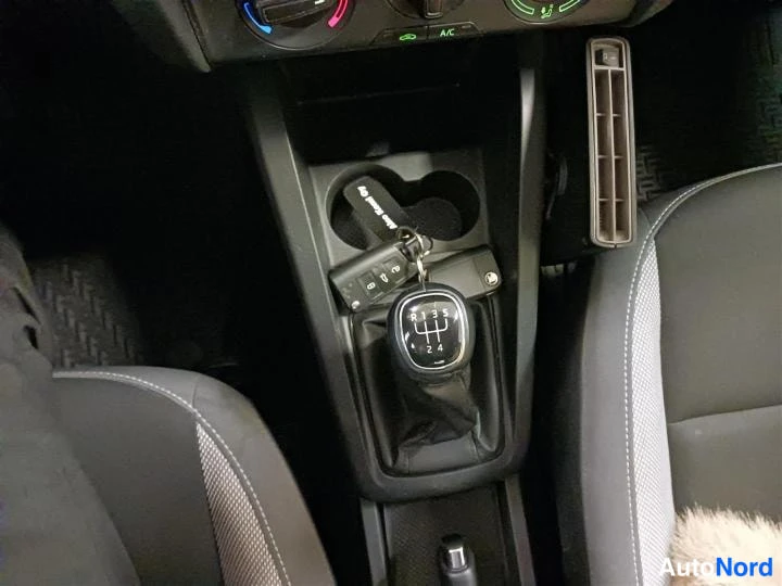 Harmaa Skoda Fabia 2016, ohjaamo, kuva 9