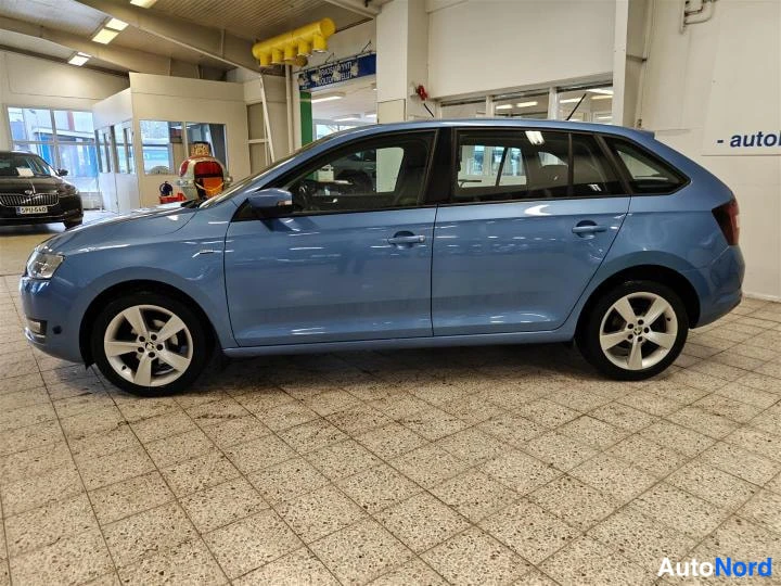 Sininen Skoda Rapid Spaceback 2018, etuviisto, keula vasemmalle, kuva 2