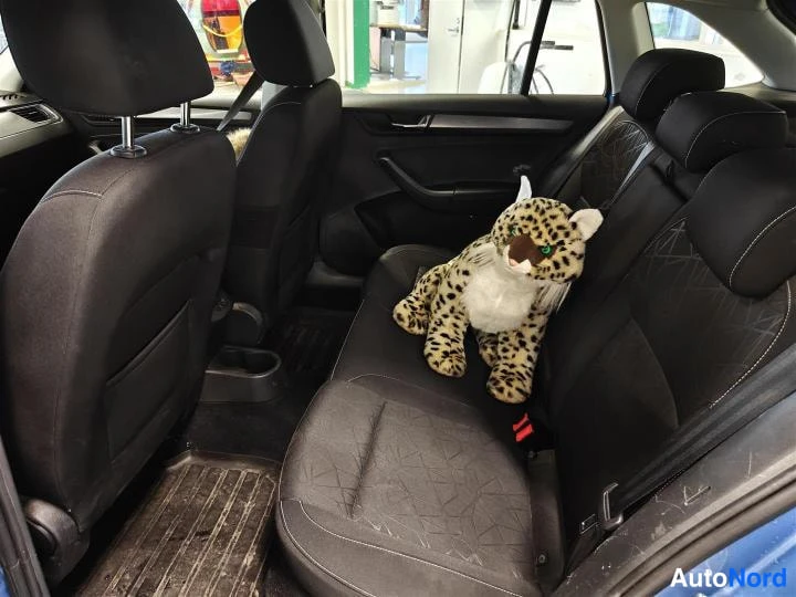 Sininen Skoda Rapid Spaceback 2018, takaistuimet, kuva 10