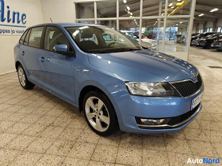 Sininen Skoda Rapid Spaceback 2018, etuviisto, keula oikealle, kuva 3