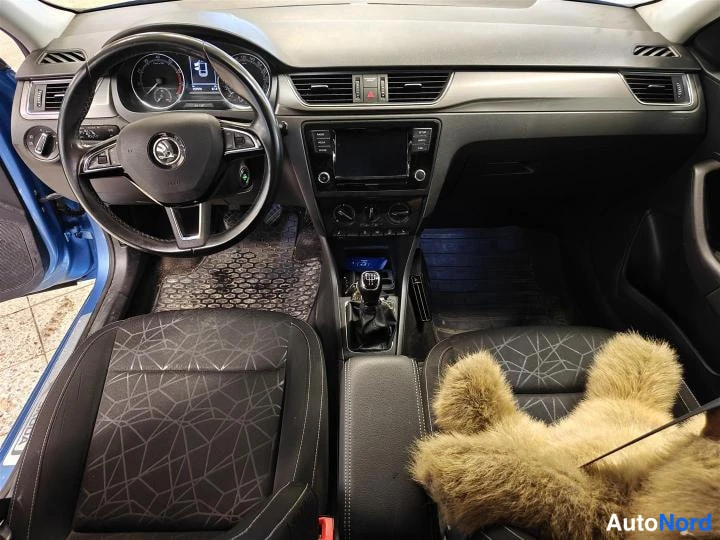 Sininen Skoda Rapid Spaceback 2018, ohjaamo, kuva 9
