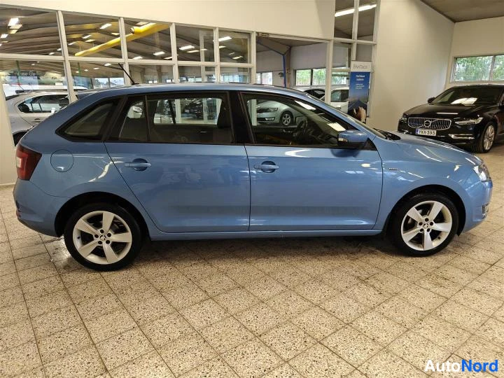 Sininen Skoda Rapid Spaceback 2018, etuviisto, keula oikealle, kuva 4