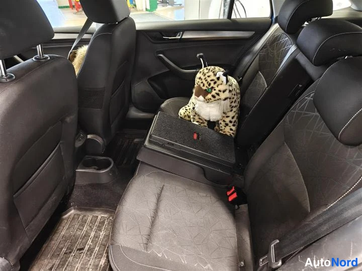 Sininen Skoda Rapid Spaceback 2018, takaistuimet, kuva 11