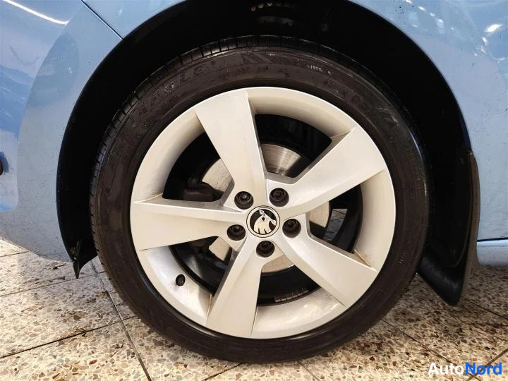 Sininen Skoda Rapid Spaceback 2018, yksityiskohta, kuva 22
