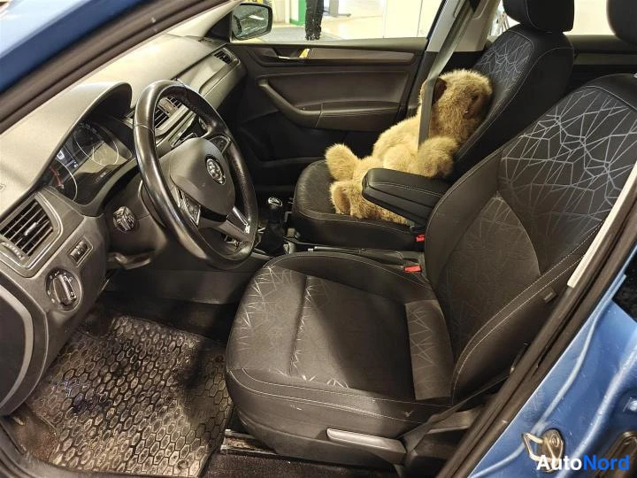 Sininen Skoda Rapid Spaceback 2018, ohjaamo, kuva 8