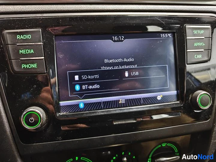 Sininen Skoda Rapid Spaceback 2018, yksityiskohta, kuva 24