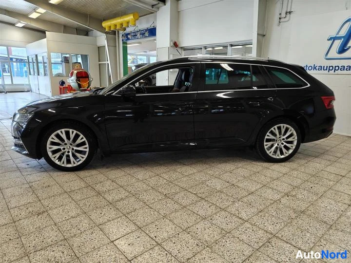 Musta Skoda Superb 2020, etuviisto, keula vasemmalle, kuva 2