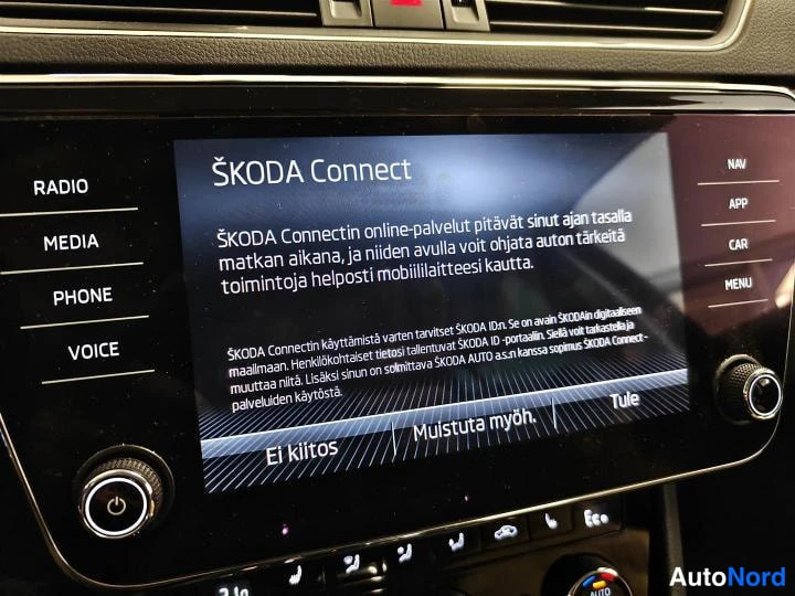 Musta Skoda Superb 2020, yksityiskohta, kuva 19