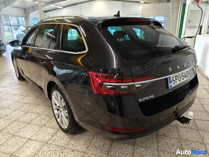 Musta Skoda Superb 2020, takaviisto, kuva 5