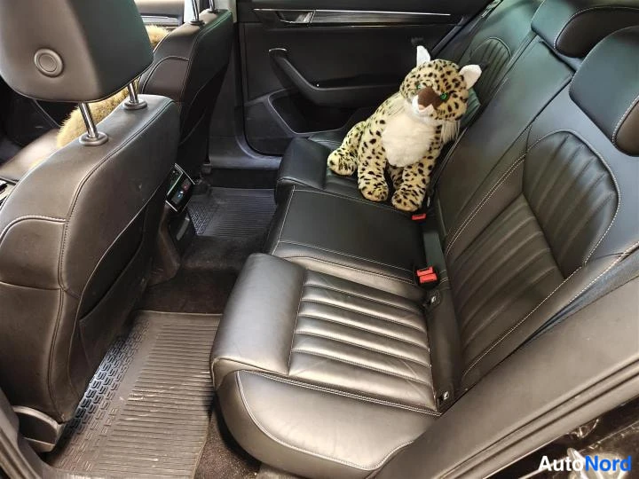 Musta Skoda Superb 2020, takaistuimet, kuva 11