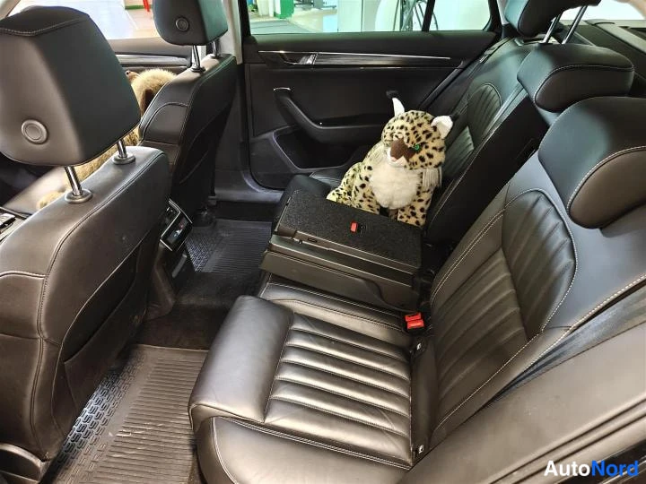 Musta Skoda Superb 2020, takaistuimet, kuva 12