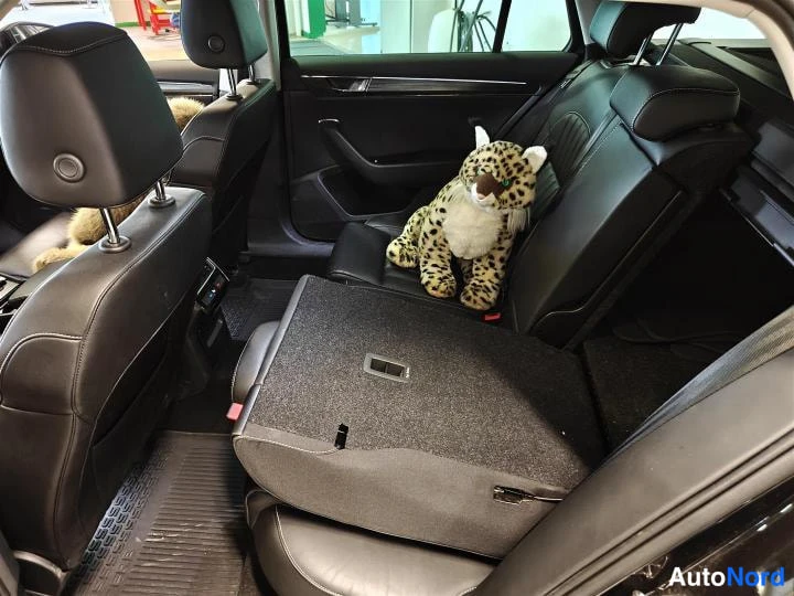 Musta Skoda Superb 2020, kuva 35