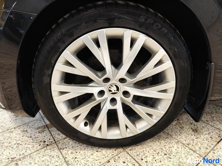 Musta Skoda Superb 2020, yksityiskohta, kuva 27