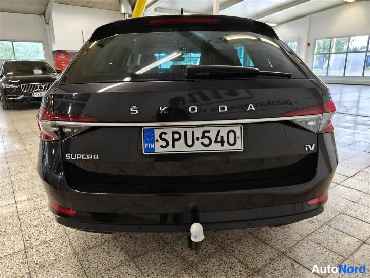 Musta Skoda Superb 2020, takaa, kuva 7