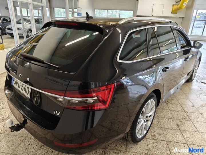 Musta Skoda Superb 2020, takaviisto, kuva 6