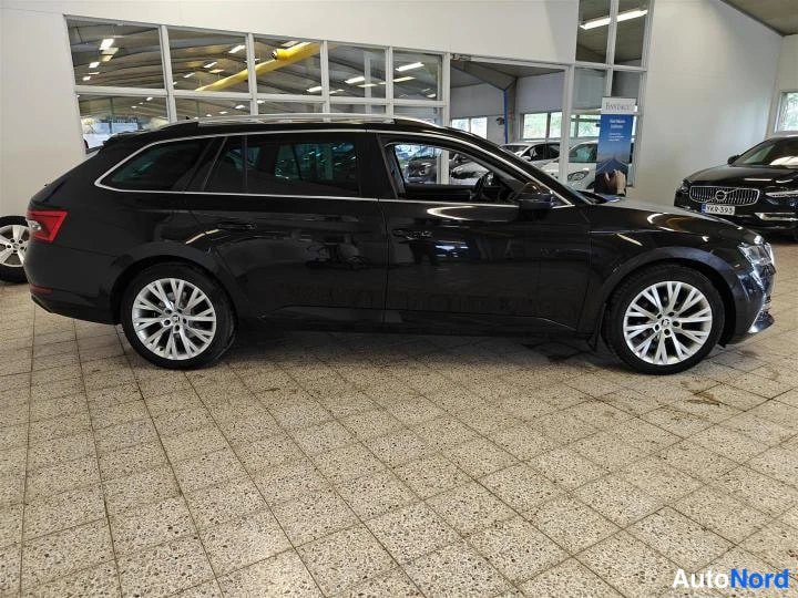 Musta Skoda Superb 2020, sivulta, kuva 4