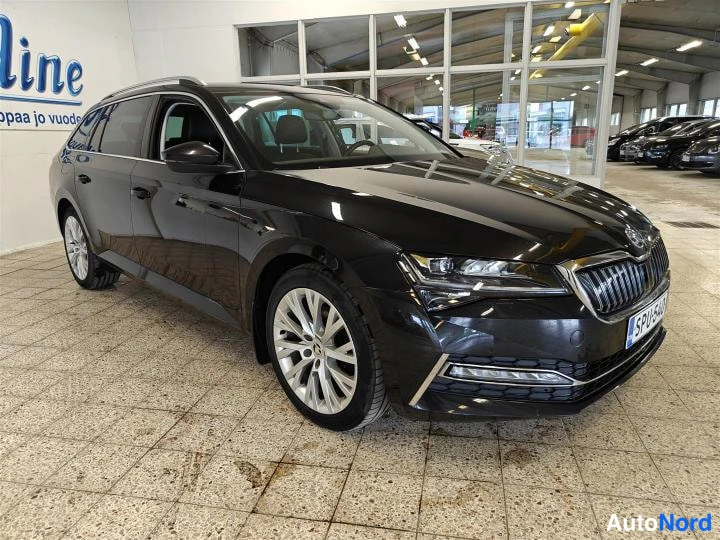 Musta Skoda Superb 2020, etuviisto, keula oikealle, kuva 3