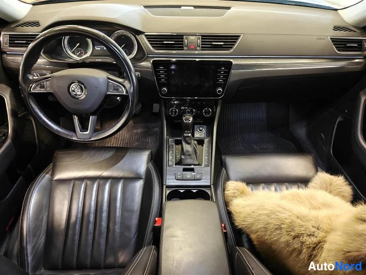Musta Skoda Superb 2020, ohjaamo, kuva 8