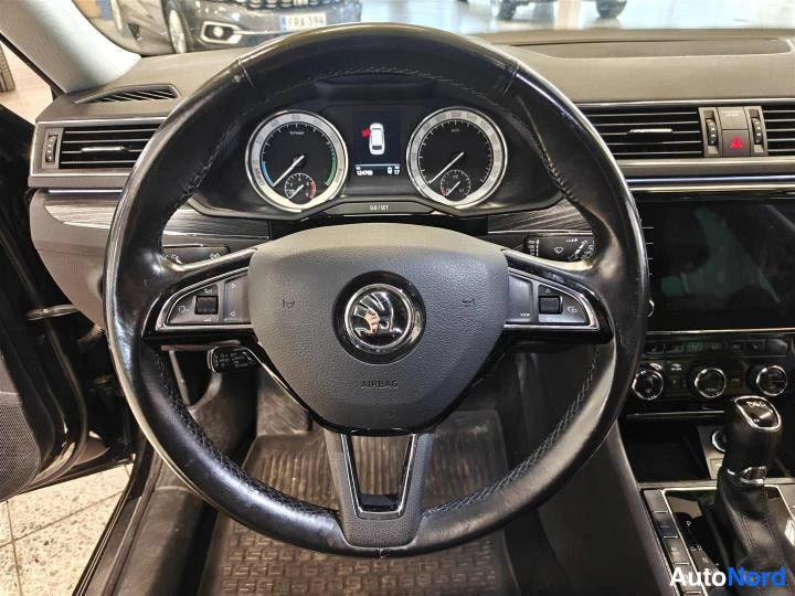 Musta Skoda Superb 2020, ohjaamo, kuva 9