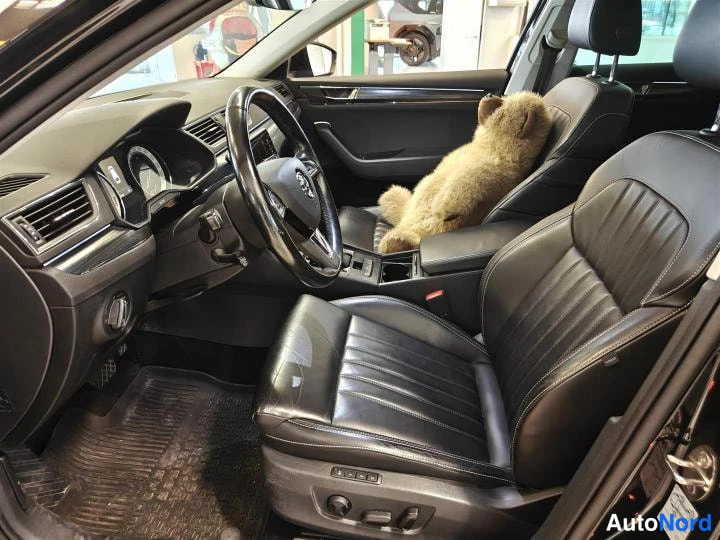 Musta Skoda Superb 2020, etuistuimet, kuva 10