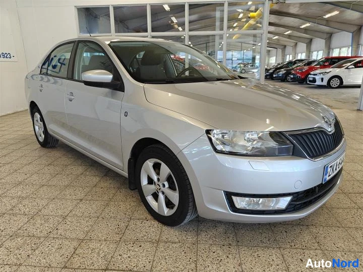 Hopea Skoda Rapid 2013, etuviisto, keula oikealle, kuva 2
