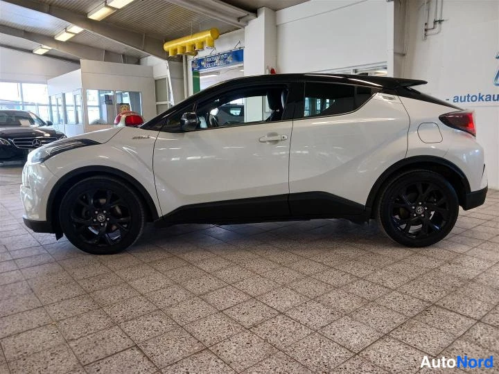 Valkoinen Toyota C-HR 2017, etuviisto, keula vasemmalle, kuva 2