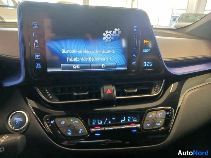 Valkoinen Toyota C-HR 2017, yksityiskohta, kuva 15
