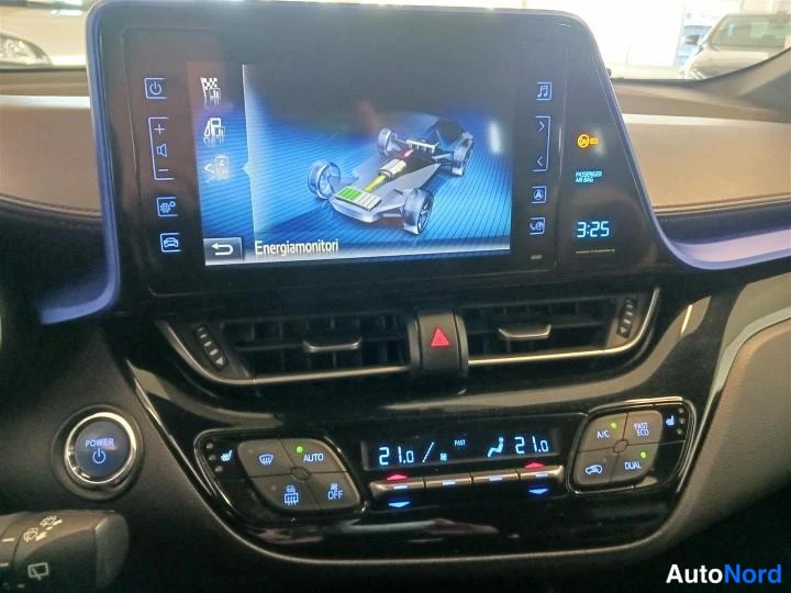 Valkoinen Toyota C-HR 2017, yksityiskohta, kuva 16