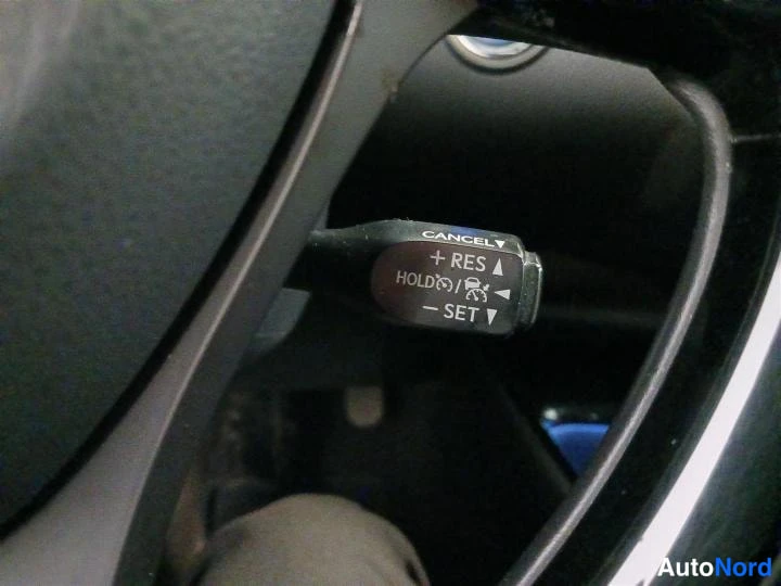 Valkoinen Toyota C-HR 2017, yksityiskohta, kuva 19