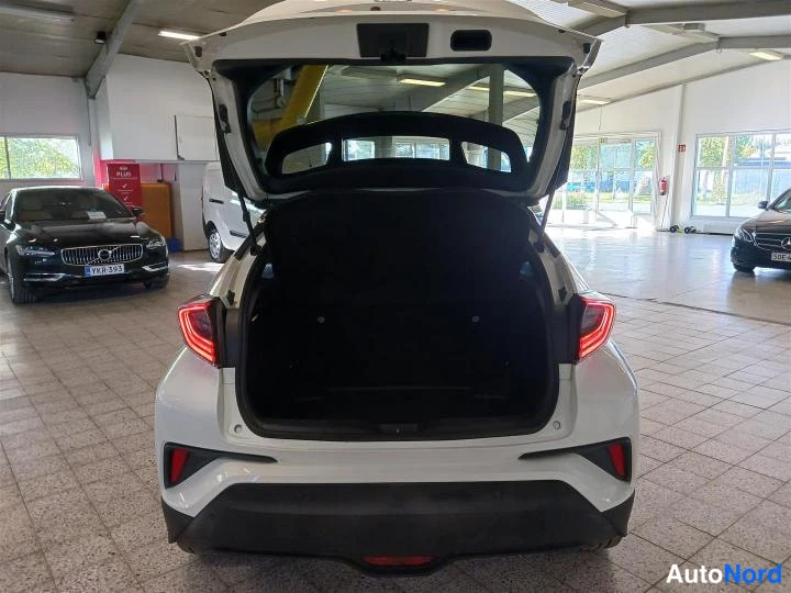 Valkoinen Toyota C-HR 2017, takaa, kuva 7