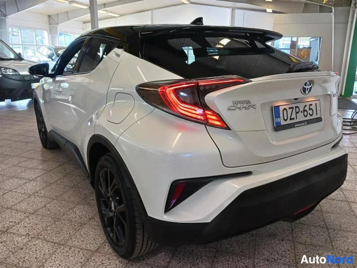 Valkoinen Toyota C-HR 2017, takaviisto, kuva 5
