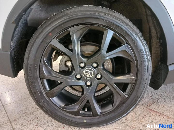 Valkoinen Toyota C-HR 2017, yksityiskohta, kuva 20