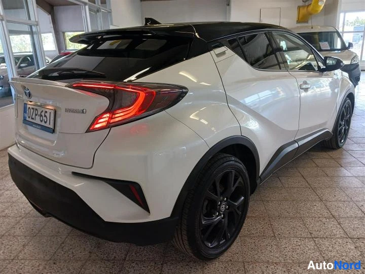 Valkoinen Toyota C-HR 2017, takaviisto, kuva 6
