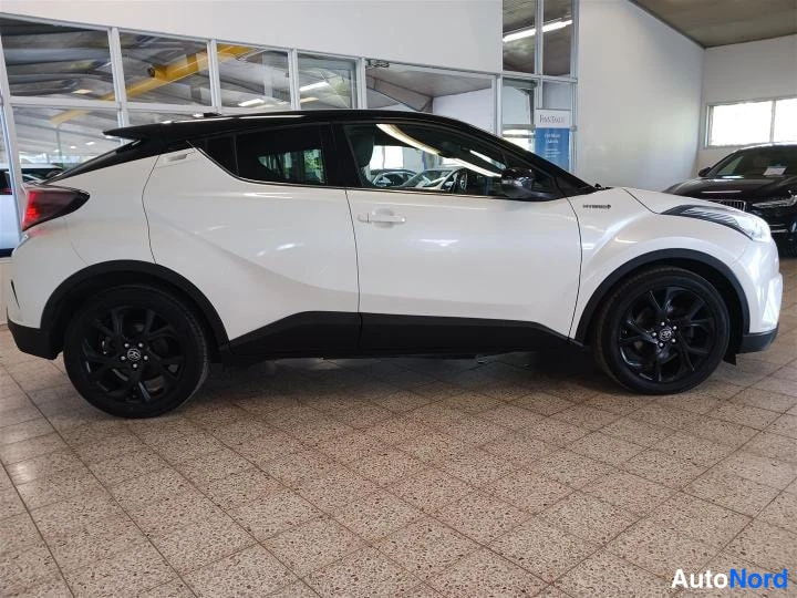 Valkoinen Toyota C-HR 2017, sivulta, kuva 4